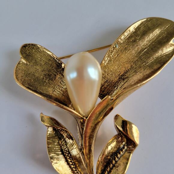 Vintage M Jent Brooch Women's Faux Pearl Textural Gold Tone Floral Signed - Picture 3 of 8